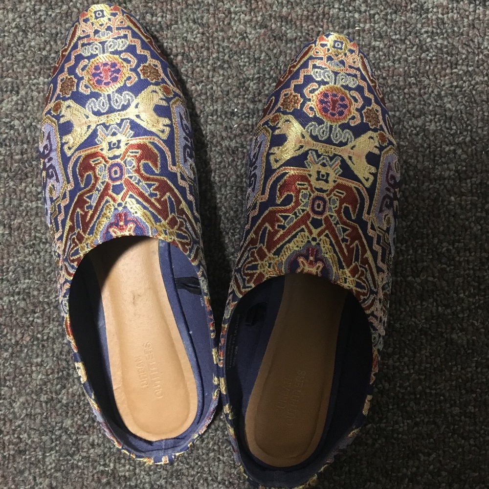Loafers with geometric pattern